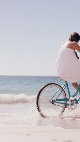 Mujer-Haciendo-Bicicleta