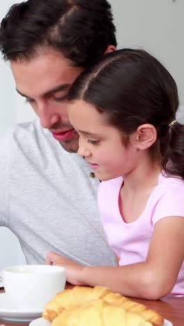 Hija-Y-Padre-Leyendo-El-Periódico