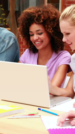 Estudiantes-Felices-Trabajando-Juntos-En-Una-Tarea