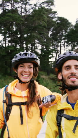 Pareja-De-Ciclismo-De-Montaña-Apuntando-A-La-Naturaleza