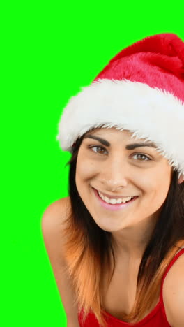 Chica-Guapa-Con-Sombrero-De-Papá-Noel-Soplando-Sobre-Las-Manos