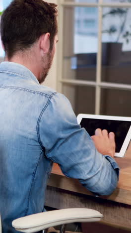 Hombre-De-Negocios-Casual-Usando-Tableta