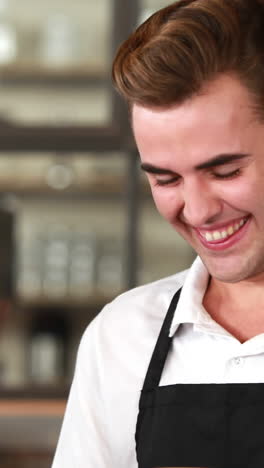 Baristas-Sonrientes-Entregando-Una-Taza-De-Café