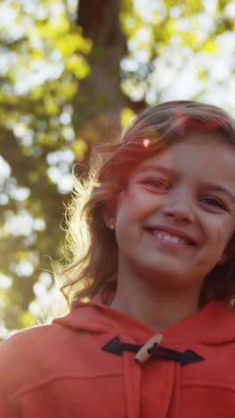 Niña-Sonriente-Al-Aire-Libre