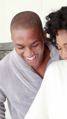 Pareja-Romántica-Sonriente-Desayunando-Juntos