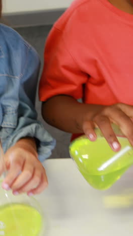 Niños-Haciendo-Un-Experimento-Químico-En-El-Laboratorio