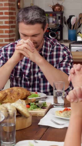 Mehrgenerationenfamilie-Betet-Vor-Dem-Mittagessen