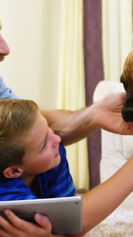 Padre-E-Hijo-Jugando-Con-Un-Perro