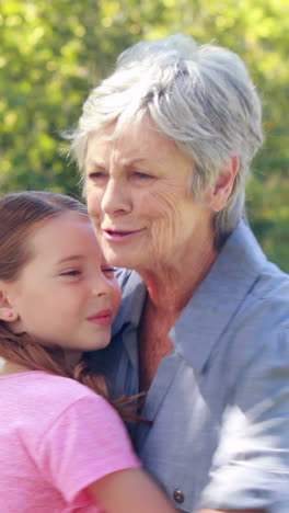 Abuela-Feliz-Abrazando-A-Su-Nieta-