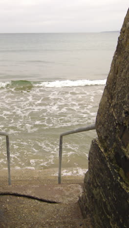 Betonstufen-Führen-Ins-Meer