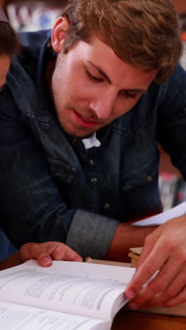 Estudiantes-Estudiando-Juntos-En-La-Biblioteca