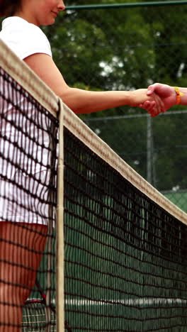 Tennis-players-shaking-hands-before-game