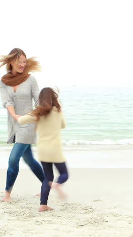 Madre-E-Hija-Jugando-En-La-Playa