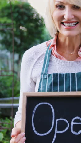 Reife-Frau-Hält-Ein-Offenes-Schild