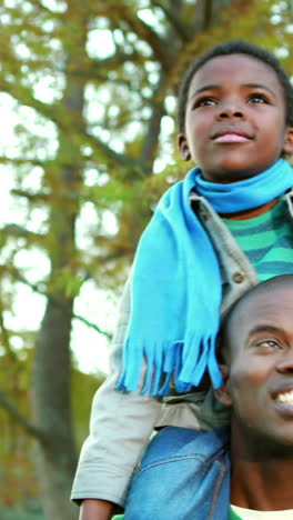 Padre-Hijo-Y-Abuelo-En-El-Parque