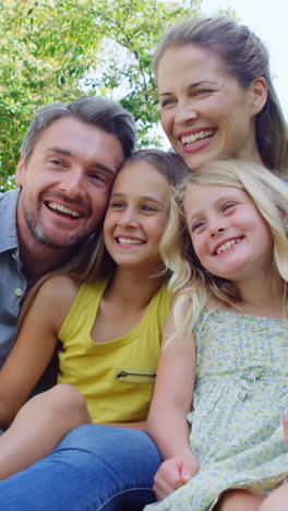 Glückliche-Familie,-Die-Selfie-Macht