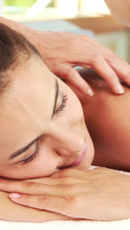 Mujer-Bonita-Disfrutando-De-Un-Masaje-Exfoliante-Con-Sal.