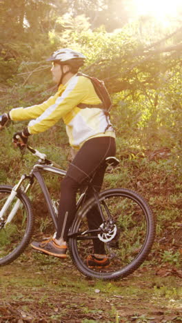 Pareja-De-Ciclismo-De-Montaña-Apuntando-A-La-Naturaleza