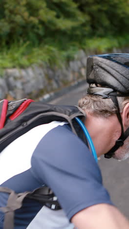 Ciclista-Masculino-En-Bicicleta-En-La-Carretera