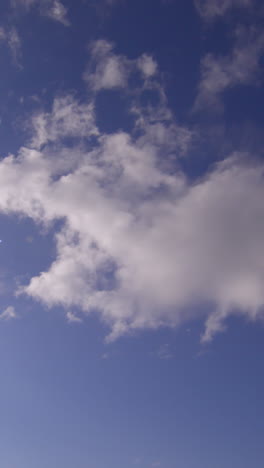 Blauer-Himmel-Mit-Wolken