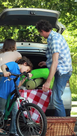 Family-unloading-car-trunk