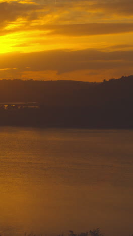 Wunderschöner-Sonnenaufgang-über-Dem-Wasser