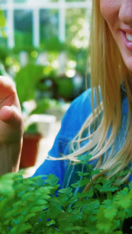 Hermosa-Mujer-Revisando-La-Planta