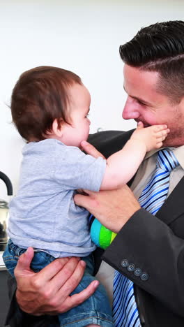 Padre-Sosteniendo-A-Su-Hijo-Antes-Del-Trabajo-Por-La-Mañana