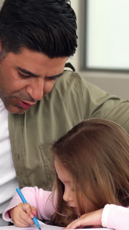 Niña-Dibujando-En-La-Mesa-De-La-Cocina-Con-Su-Padre.