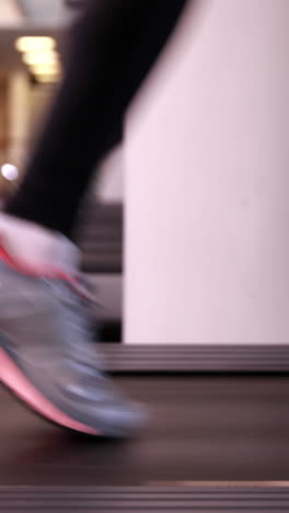 Super-fit-woman-running-on-the-treadmill