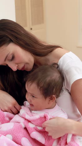 Madre-Feliz-Jugando-Con-Su-Bebé