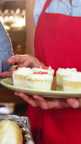 Lächelndes-Personal,-Das-An-Der-Bäckereitheke-Interagiert