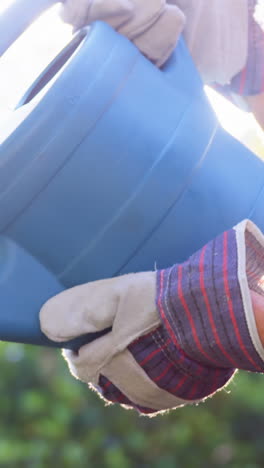 Mujer-Madura-Regando-Plantas-En-Su-Invernadero.