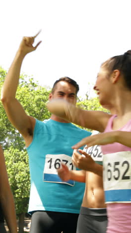 Feliz-Grupo-De-Amigos-Animando-Después-De-Correr-Una-Carrera.