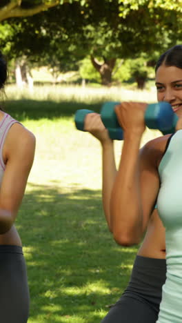 Fitness-class-lifting-hand-weights-together