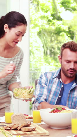 Mutter-Serviert-Ihrer-Familie-Essen