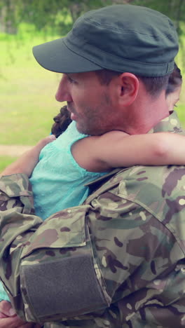 Soldado-Se-Reúne-Con-Su-Hija-