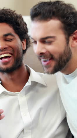 Pareja-Gay-Relajándose-En-El-Sofá-Tomando-Selfie