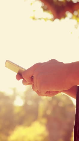 Close-up-of-man-using-his-smartphone-in-the-park