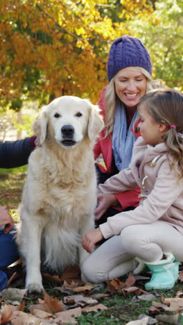 Familia-Con-Perro-Al-Aire-Libre