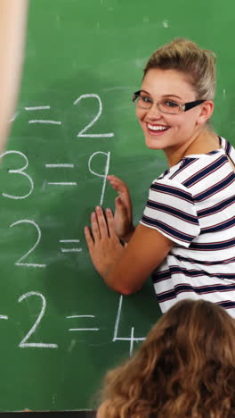 Niños-De-Escuela-Levantando-La-Mano-En-El-Aula