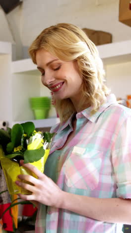 Schöne-Floristin-Riecht-Blumen-Im-Blumenladen