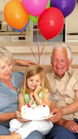 Familia-Extendida-Celebrando-El-Cumpleaños-De-Las-Niñas-En-El-Sofá