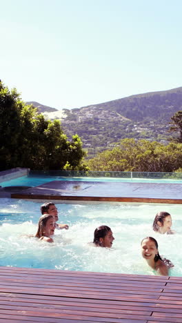 Glückliche-Freunde-Tauchen-In-Den-Pool