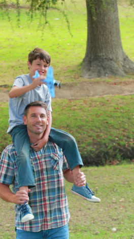 Vater-Und-Sohn-Haben-Spaß-Im-Park