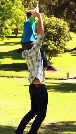 Padre-E-Hijo-Jugando-En-Un-Parque