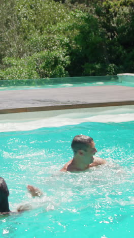 Pareja-Feliz-Saltando-En-La-Piscina