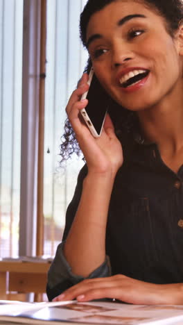 Mujer-Sonriente-Hablando-Por-Teléfono-Móvil