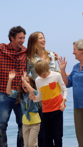 Familia-Multigeneracional-Saltando-En-La-Playa