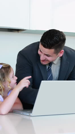 Padre-Usando-La-Computadora-Portátil-Con-Su-Hija-Antes-Del-Trabajo